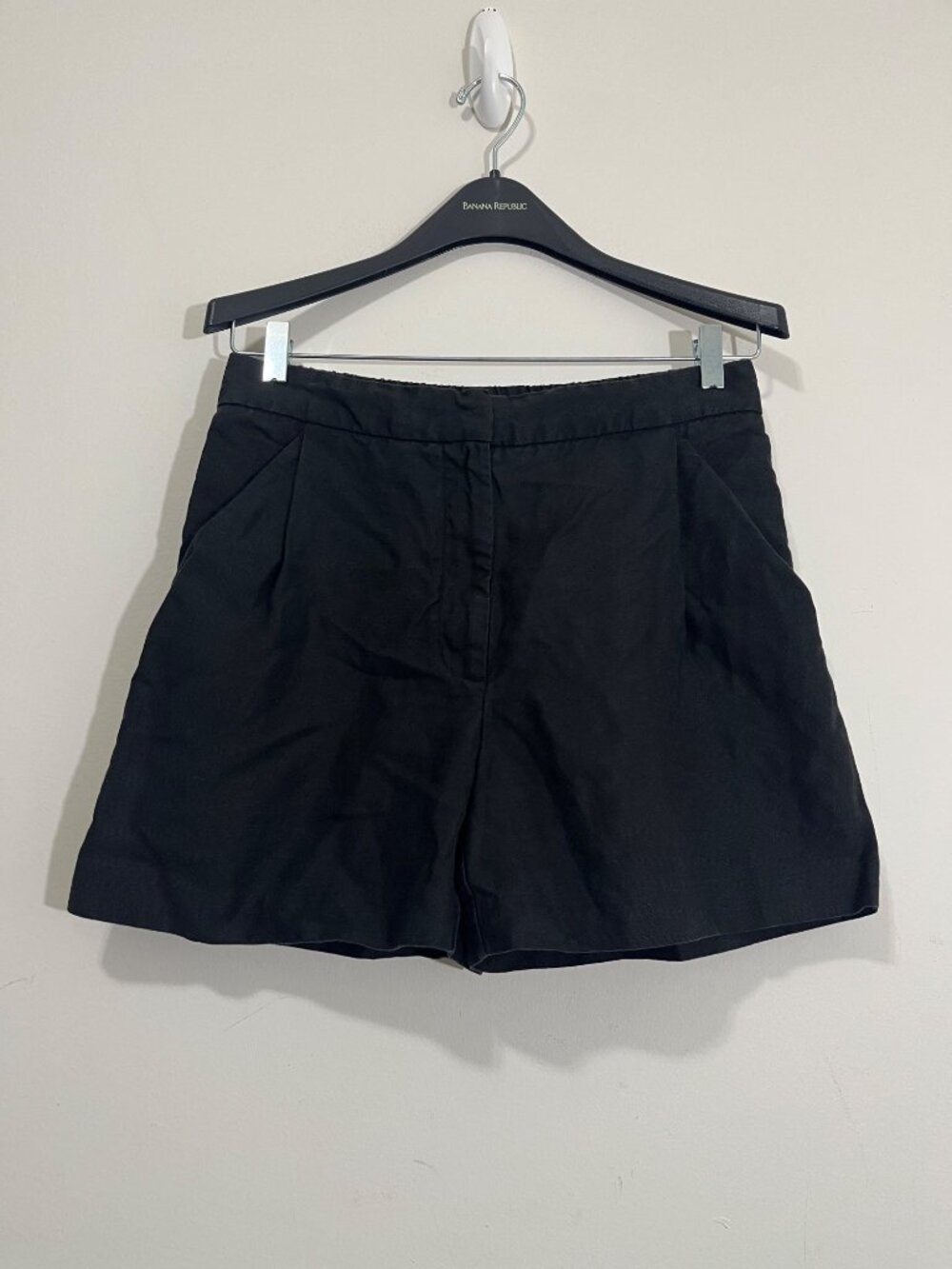 Wilfred Fable Linen Mid-Thigh Shorts Size 10 Pleated Linen Shorts Coastal Beach